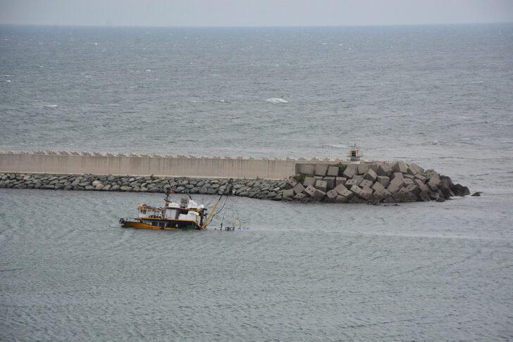 Karaya oturduktan sonra kurtarılan balıkçı teknesi tersaneye götürülürken battı G4