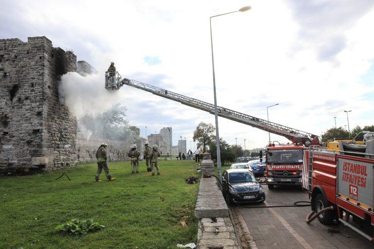 Fatih'te tarihi kara surlarında çıkan yangın söndürüldü G1