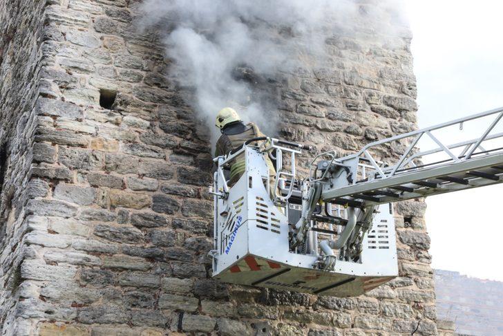 Fatih'te tarihi kara surlarında çıkan yangın söndürüldü G2