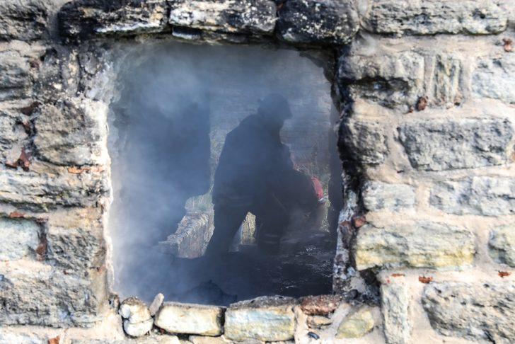 Fatih'te tarihi kara surlarında çıkan yangın söndürüldü G3