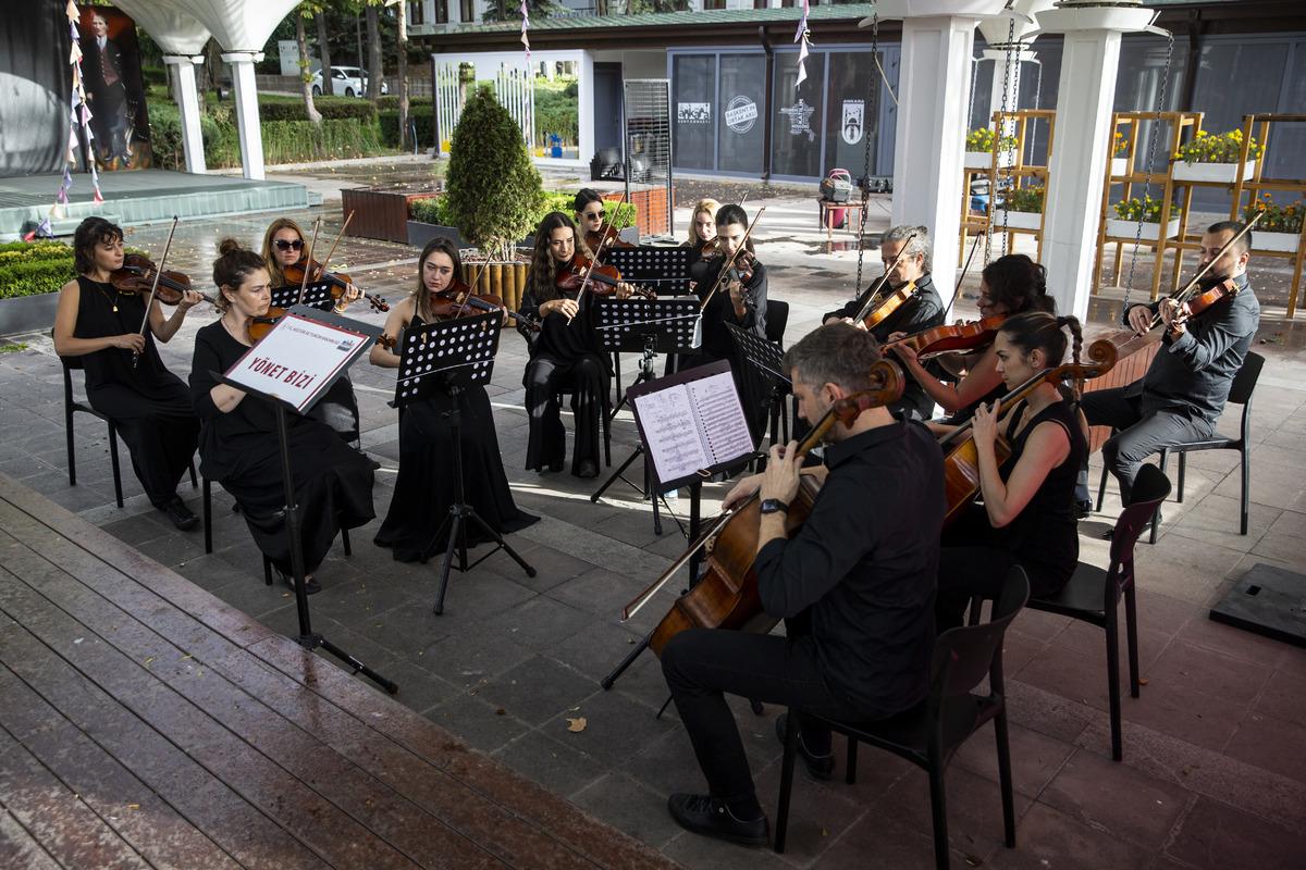 Başkent K&uuml;lt&uuml;r Yolu'nda izleyiciler profesyonel orkestraya "şeflik" yaptı