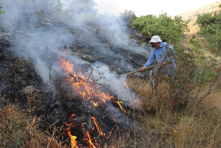 Bayburt'ta dağlık alanda çıkan örtü yangınına müdahale ediliyor G3