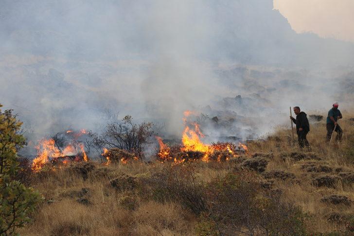 Bayburt'ta dağlık alanda çıkan örtü yangınına müdahale ediliyor G5