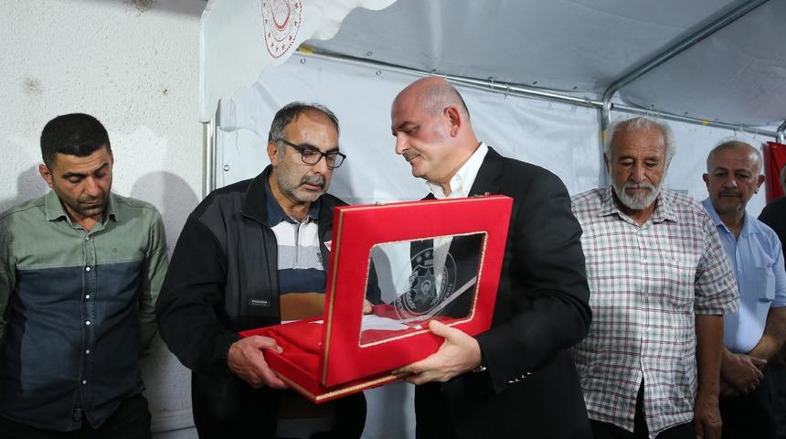 Bakan Soylu, Tokat'ta şehit Çalışgan'ın ailesine taziye ziyaretinde bulundu