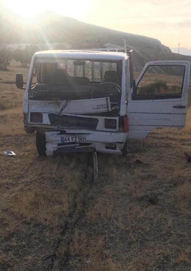 Malatya'da kamyonetle otomobilin çarpışması sonucu 1 kişi öldü, 4 kişi yaralandı