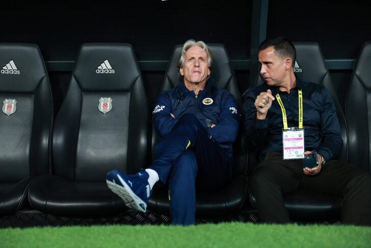 Son dakika: Beşiktaş - Fenerbahçe maçında Jorge Jesus'un o hamlesi çok konuşuldu! Rakip kulübeye kadar gitti ve... G1