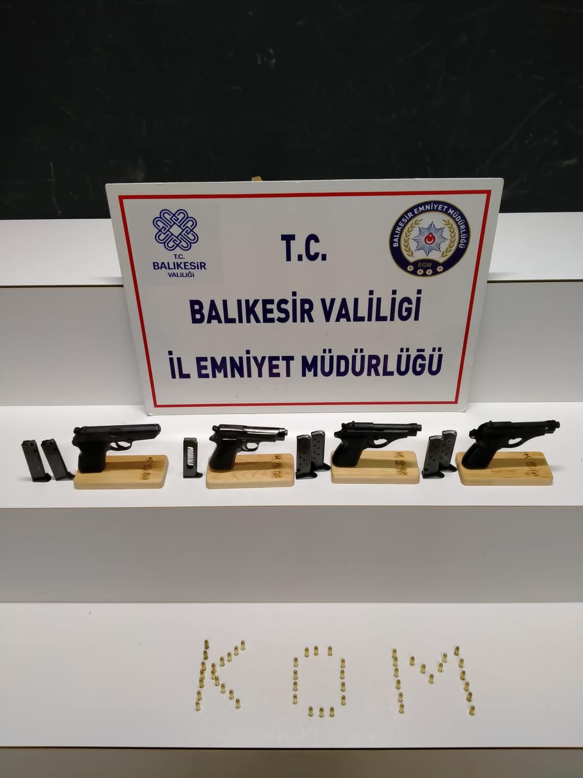 Balıkesir merkezli 3 ilde su&ccedil; &ouml;rg&uuml;t&uuml;ne y&ouml;nelik operasyonda 21 ş&uuml;pheli yakalandı