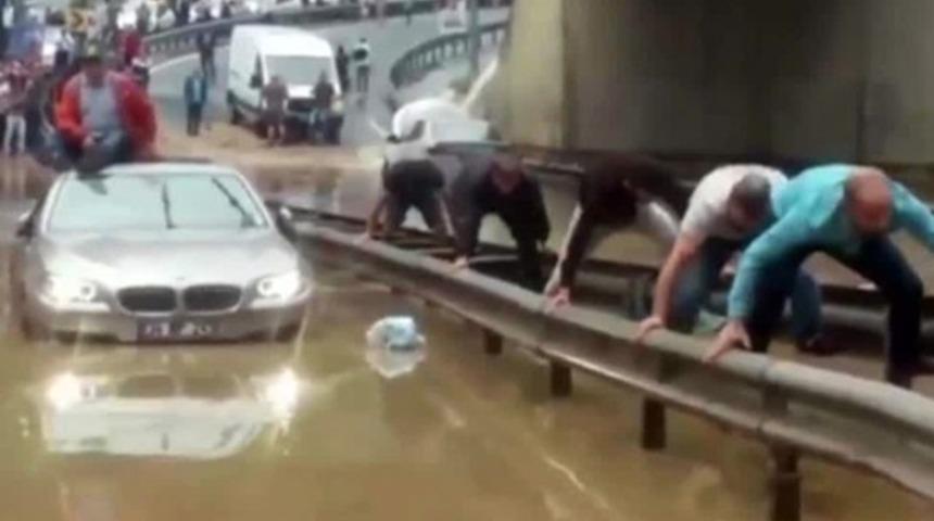 Selden timsah y&uuml;r&uuml;y&uuml;ş&uuml;yle kurtulmaya &ccedil;alıştılar