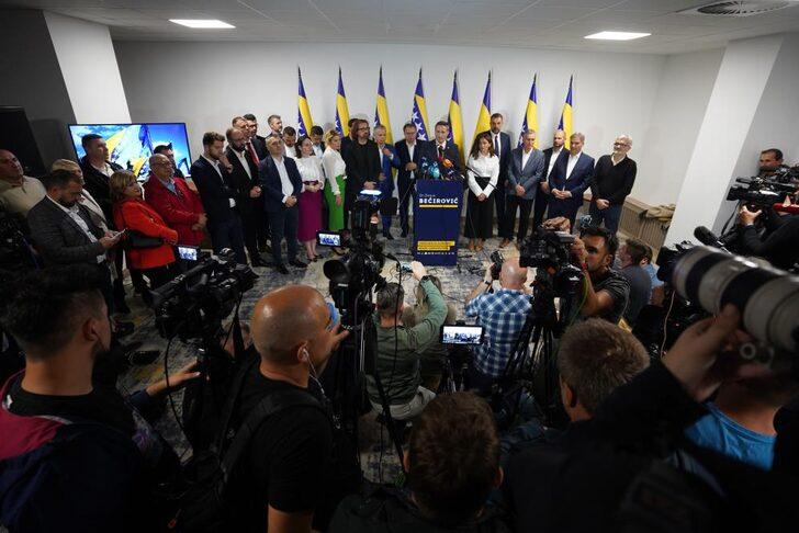 Bosna Hersek’te genel seçimin ilk sonuçları belli oldu! Muhalefetin ortak adayı Denis Becirovic zafer konuşması yaptı