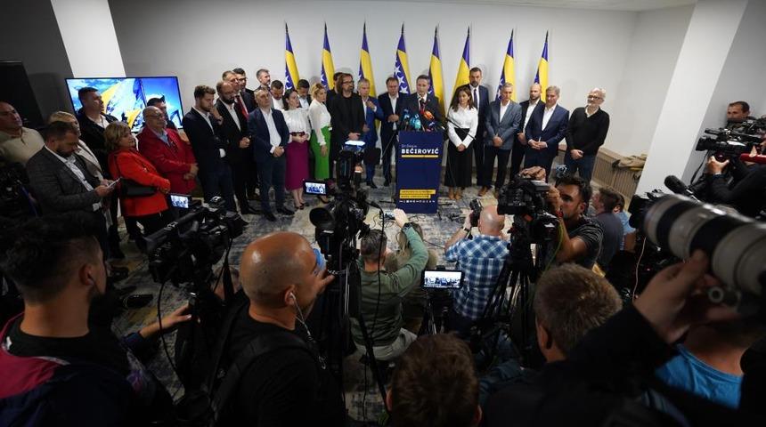 Bosna Hersek’te genel seçimin ilk sonuçları belli oldu! Muhalefetin ortak adayı Denis Becirovic zafer konuşması yaptı