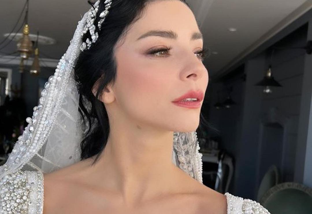 "Bekaret kemeri takacağım" demişti! Merve Boluğur'un gelinliği g&uuml;ndemde... "Nurbanu Sultan olmuş"