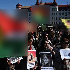 İsveç'te skandal görüntü! Yine PKK paçavraları ve Öcalan posterleri taşıdılar