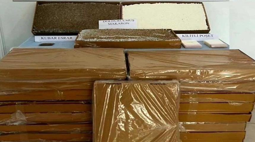 Kırıkkale'de jandarmadan ka&ccedil;an zanlıların aracında makaron ve esrar ele ge&ccedil;irildi