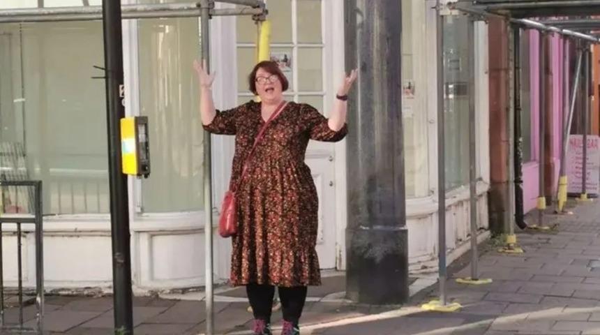 Sanki zaman yolcusu! Aynı kadın tam 9 yıl sonra aynı noktada