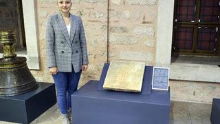 Hollanda'ya kaçırılan kitabenin, dedesinin yaptırdığı camiye ait olduğunu tesadüfen öğrendi