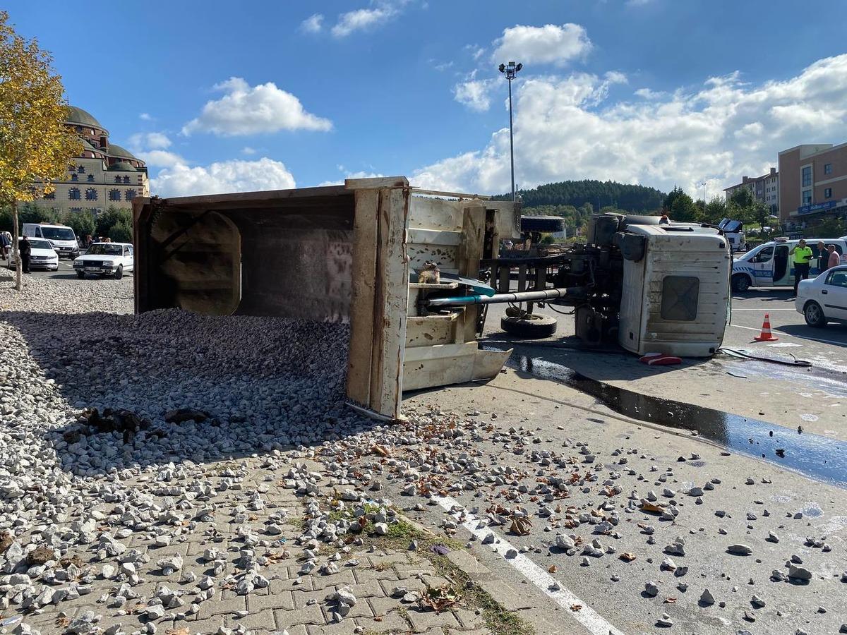D&uuml;zce'de yol dolgu malzemesi y&uuml;kl&uuml; kamyon devrildi, 2 kişi ağır yaralandı
