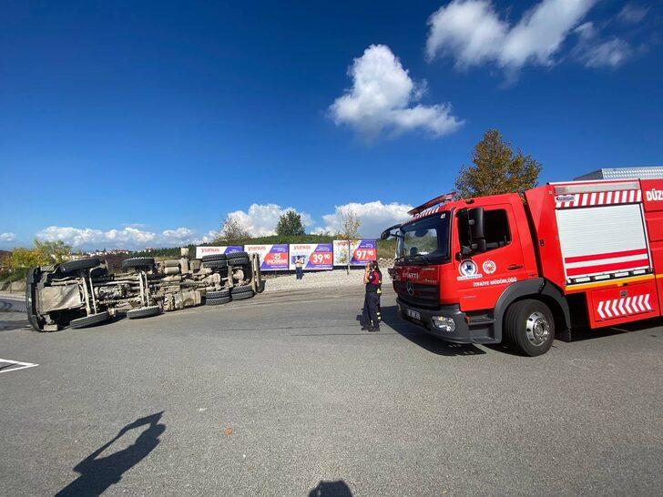 Düzce'de yol dolgu malzemesi yüklü kamyon devrildi, 2 kişi ağır yaralandı G2