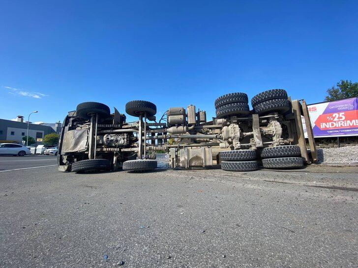 Düzce'de yol dolgu malzemesi yüklü kamyon devrildi, 2 kişi ağır yaralandı G3