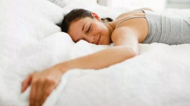 Uykusuzluk problemi çekenler buraya! Bu sprey ile 5 dakika içerisinde uyuyabilirsiniz