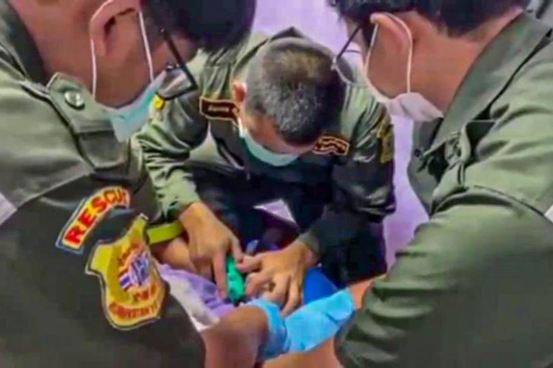 Cinsel organını b&uuml;y&uuml;tmek i&ccedil;in tam 4 ay boyunca metal halka taktı! Halka sıkışınca itfaiye ekipleri &ccedil;ıkarttı