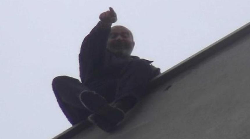 Oda aidat borcuna kızan kamyoncu çatıya çıktı