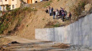 Kuzenine kızdı, yolu beton duvarla kapattı