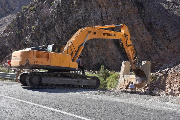Hakkari'de Zap Suyu'nu salla geçen köylüler için asma köprü yapılıyor G1