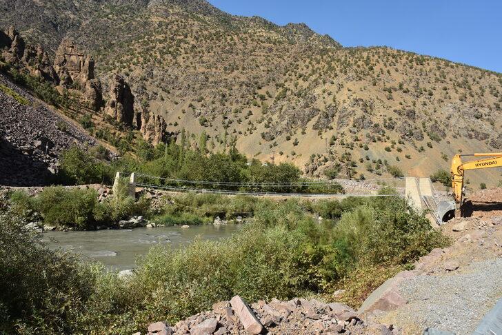 Hakkari'de Zap Suyu'nu salla geçen köylüler için asma köprü yapılıyor G2