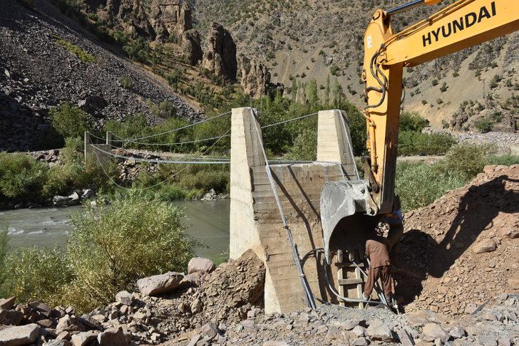 Hakkari'de Zap Suyu'nu salla geçen köylüler için asma köprü yapılıyor G3