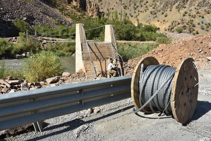 Hakkari'de Zap Suyu'nu salla geçen köylüler için asma köprü yapılıyor G4