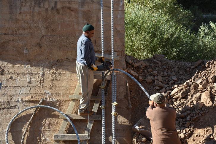 Hakkari'de Zap Suyu'nu salla geçen köylüler için asma köprü yapılıyor G5