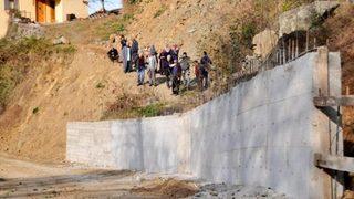 Kuzenine kızdı, yolu beton duvarla kapattı