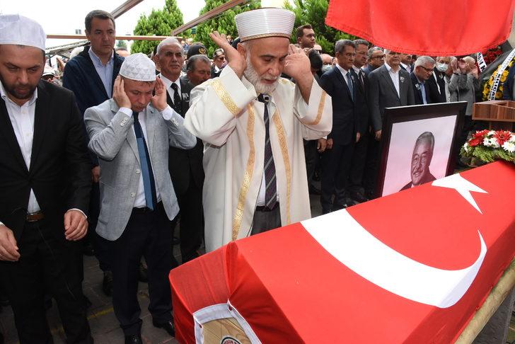 Vefat eden eski Giresun milletvekili Ergun Özdemir son yolcuğuna uğurlandı G4