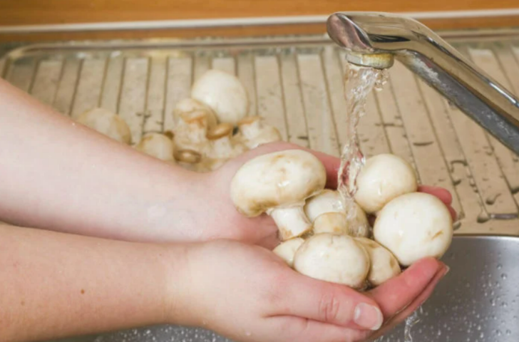 Pişirmeden önce kesinlikle yıkamamanız gereken yiyecekler! Yavaş yavaş zehirliyor, yemeğin tadını bozuyor G2