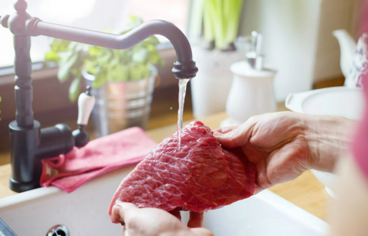 Pişirmeden önce kesinlikle yıkamamanız gereken yiyecekler! Yavaş yavaş zehirliyor, yemeğin tadını bozuyor G4