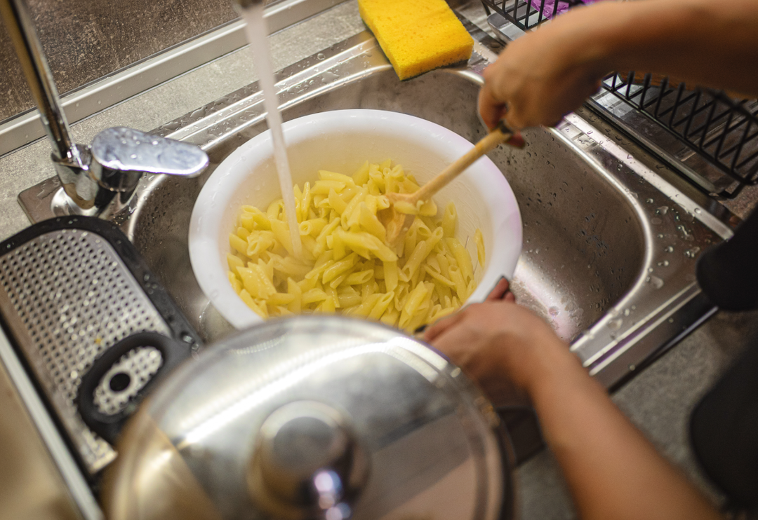 Pişirmeden &ouml;nce kesinlikle yıkamamanız gereken yiyecekler! Yavaş yavaş zehirliyor, yemeğin tadını bozuyor