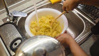 Pişirmeden önce kesinlikle yıkamamanız gereken yiyecekler! Yavaş yavaş zehirliyor, yemeğin tadını bozuyor