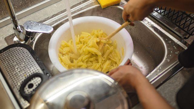 Pişirmeden önce kesinlikle yıkamamanız gereken yiyecekler! Yavaş yavaş zehirliyor, yemeğin tadını bozuyor