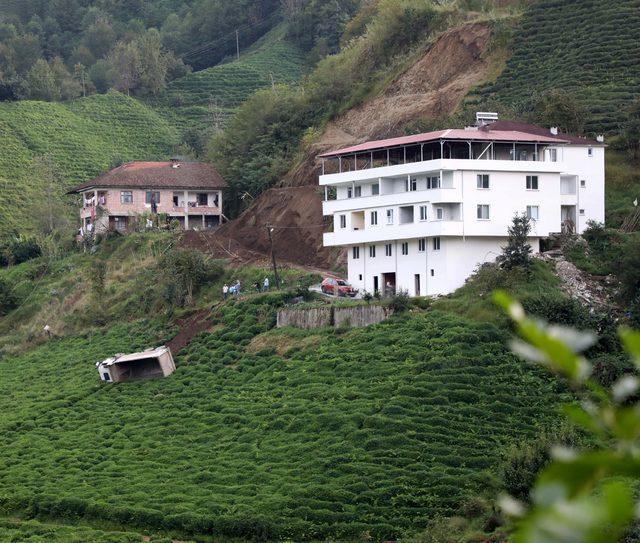 Rize'de çay bahçesine devrilen hafriyat yüklü kamyonun sürücüsü yaralandı