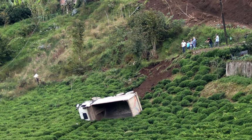 Rize'de çay bahçesine devrilen hafriyat yüklü kamyonun sürücüsü yaralandı