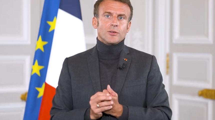 Kameraların karşısına geçti, giydiği kıyafet ülkede gündem yarattı! Günlerce tartışılmış, alay konusu olmuştu