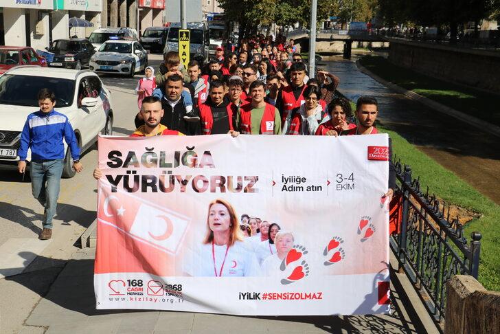 Türk Kızılay üyeleri, sağlıklı yaşama dikkati çekmek için yürüdü G3