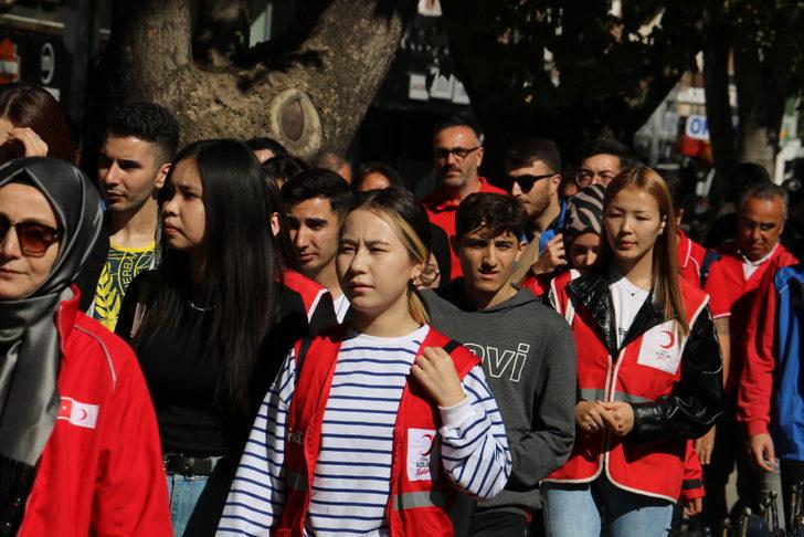 Türk Kızılay üyeleri, sağlıklı yaşama dikkati çekmek için yürüdü G4