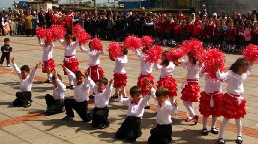 Öğrenciler ''24 Nisan'da okullar tatil mi?'' sorusuna yanıt arıyor