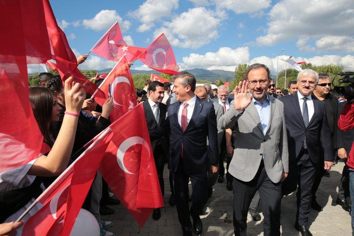 Bakan Kasapoğlu, Bolu'da olimpik yüzme havuzu açılışına katıldı: G1
