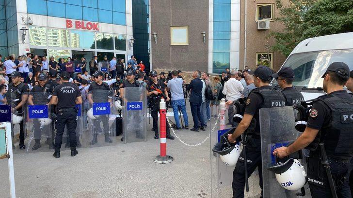 Yemeği beğenmeyip boykot ettiler! Silahını sağlık çalışanlarına doğrultup...  G4