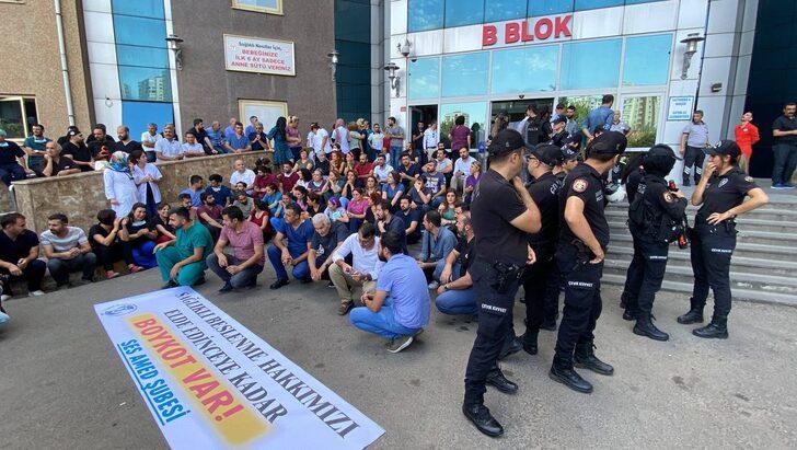 Yemeği beğenmeyip boykot ettiler! Silahını sağlık çalışanlarına doğrultup...  G3