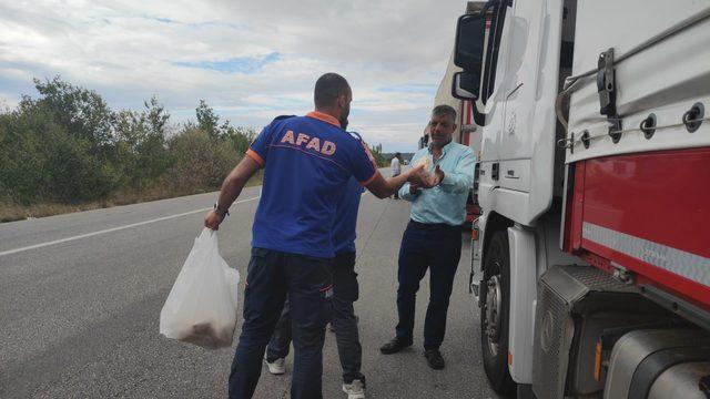 Hamzabeyli Sınır Kapısında bekleyen tır şoförlerine AFAD kumanya dağıttı