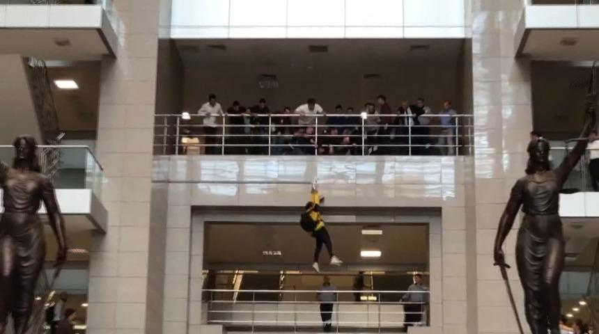 İstanbul Adliyesi'nde intihar girişimi! Korku dolu anlar kamerada