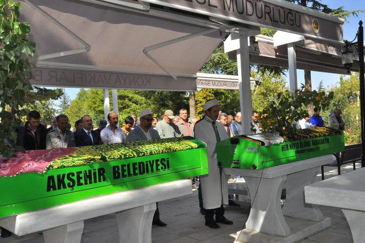 Konya'da iki otomobilin çarpıştığı kazada ölen 5 kişi defnedildi G1